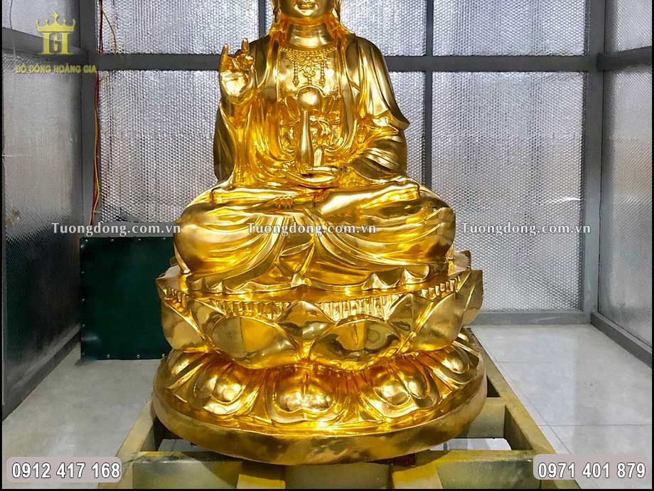 Đài hoa sen mà Phật Bà ngồi được chạm khắc sắc nét